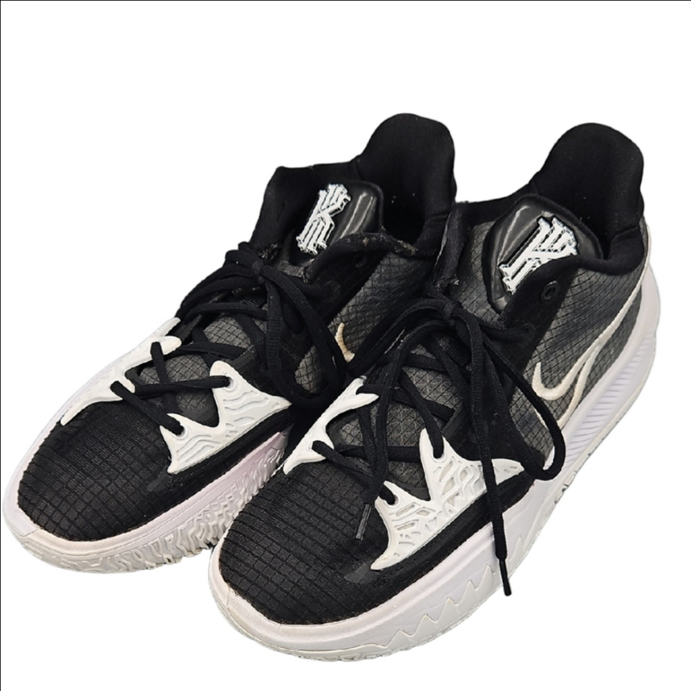 Nike Kyrie Irving Low Basketball Shoe Youth 6.5